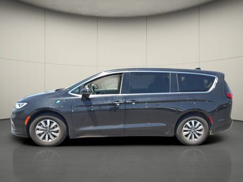 Used 2023 Chrysler Pacifica Touring-L FWD image 4