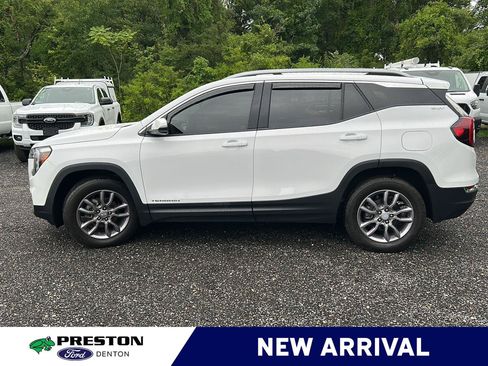 Used 2023 GMC Terrain SLT FWD image 2