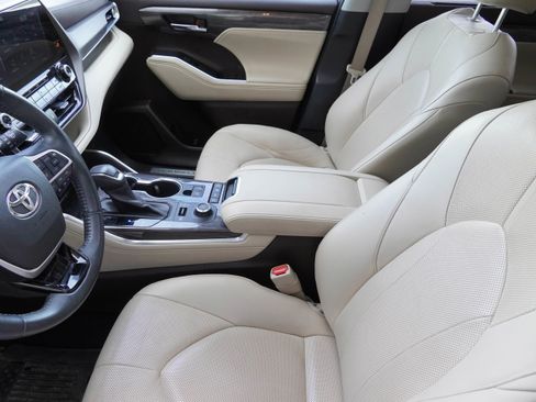Used 2022 Toyota Highlander Limited image 11