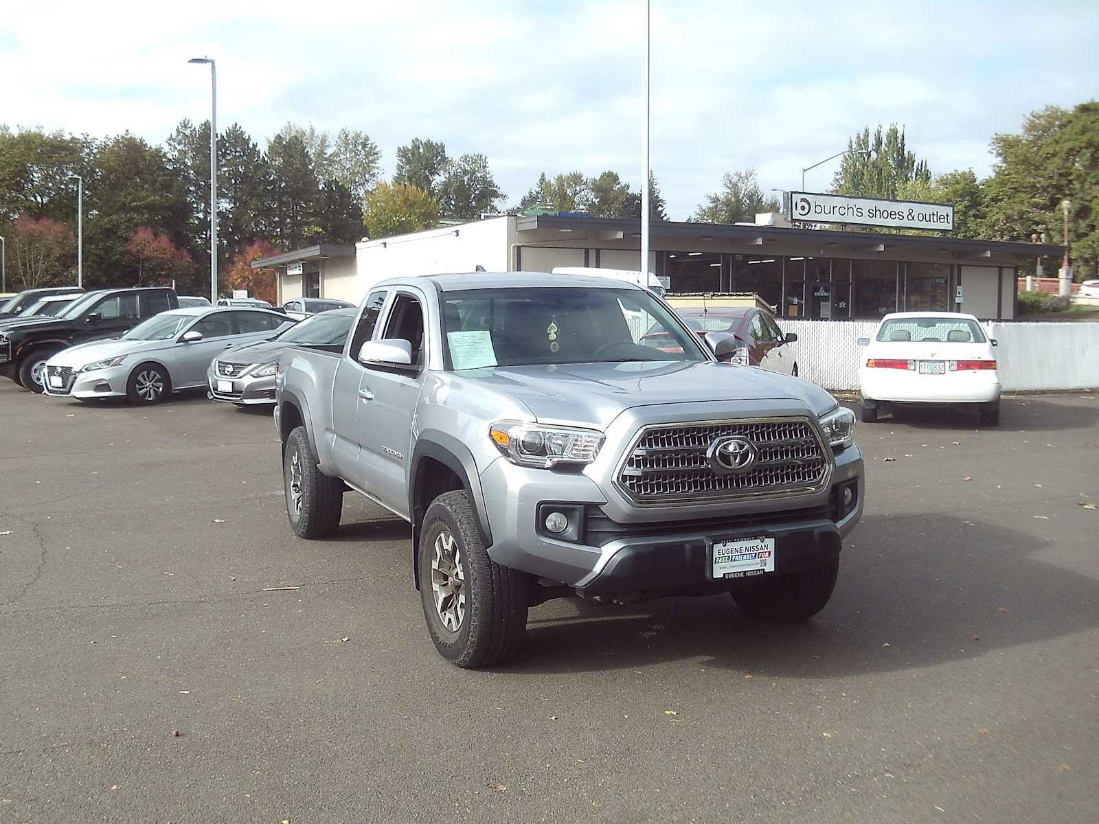 Used 2017 Toyota Tacoma TRD Off-Road w/ Premium & Technology Package AWD/4WD image 7