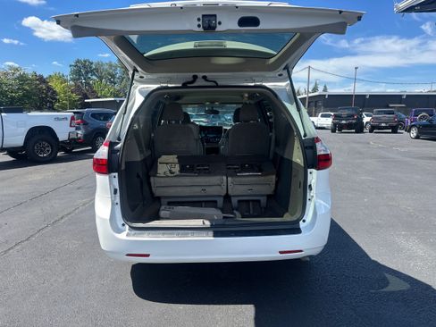 Used 2017 Toyota Sienna LE FWD image 11