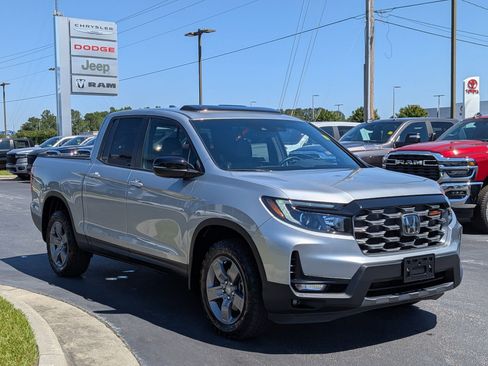 Used 2025 Honda Ridgeline TrailSport image 3