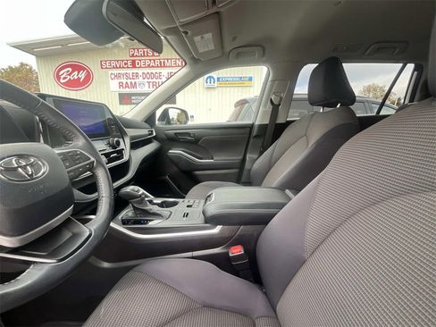 Used 2023 Toyota Highlander LE image 10