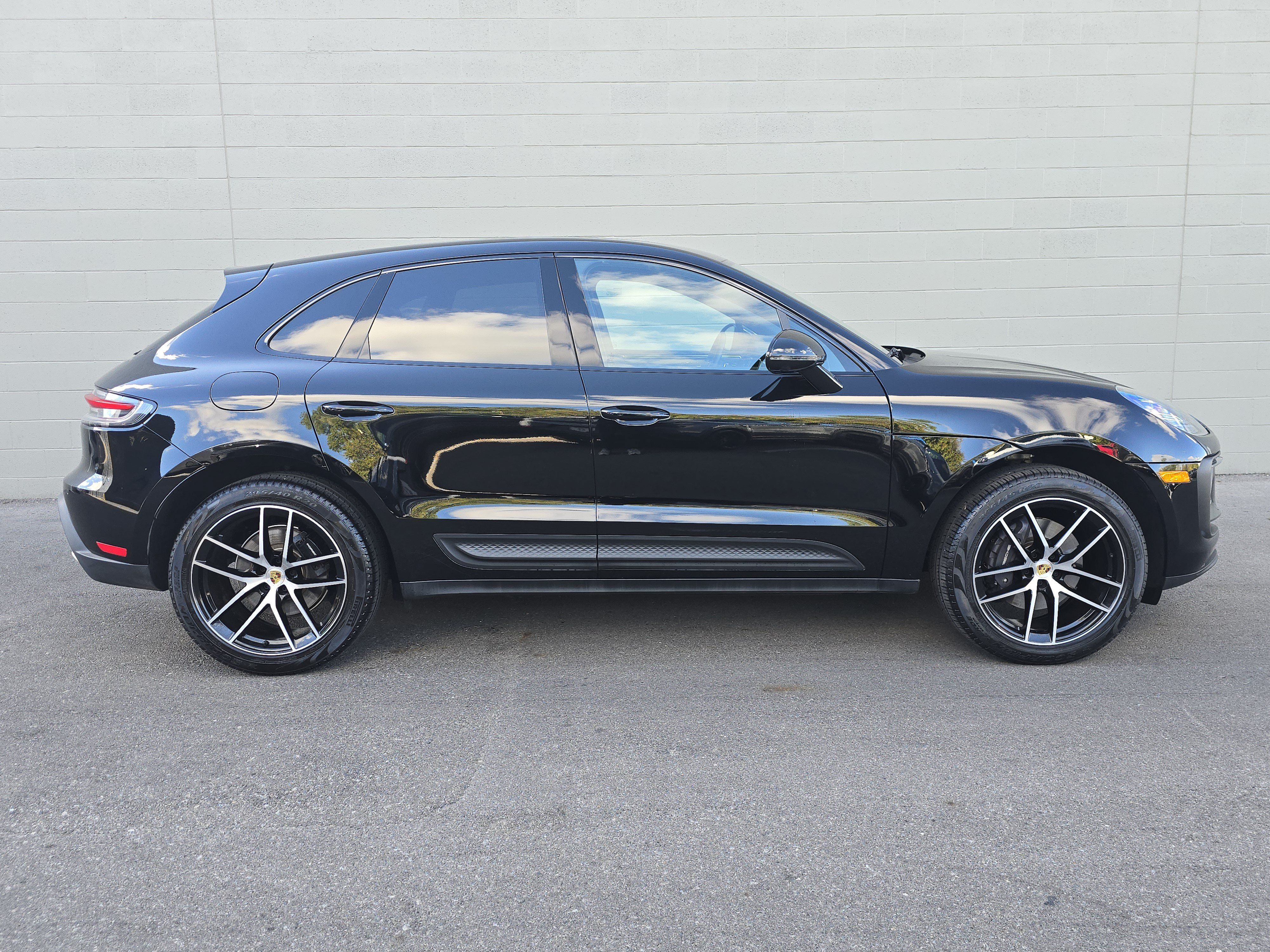 Certified 2025 Porsche Macan AWD/4WD image 10