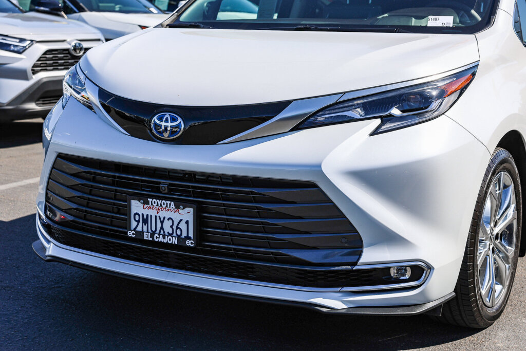 Certified 2024 Toyota Sienna Platinum FWD image 22