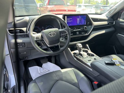 Used 2023 Toyota Highlander Limited FWD image 30