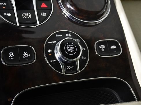 Used 2017 Bentley Bentayga image 19