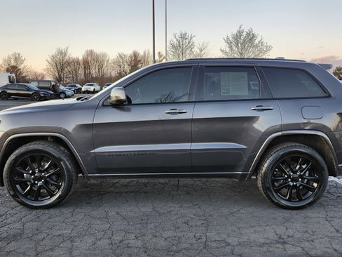 Used 2018 Jeep Grand Cherokee Altitude image 15