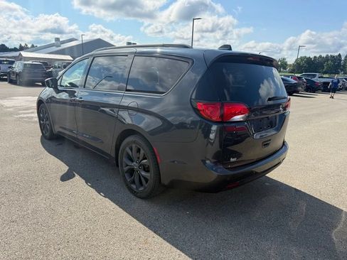 Used 2020 Chrysler Pacifica Touring-L w/ S Appearance Package FWD image 21