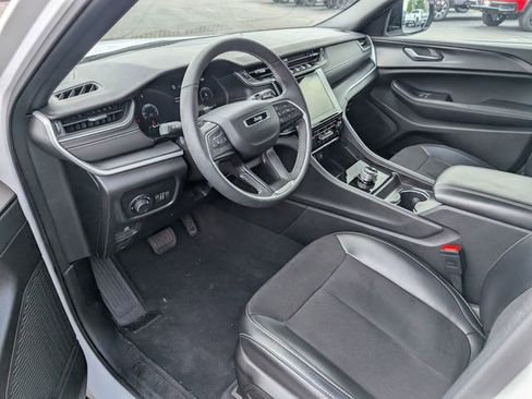Used 2024 Jeep Grand Cherokee L Altitude AWD/4WD image 12
