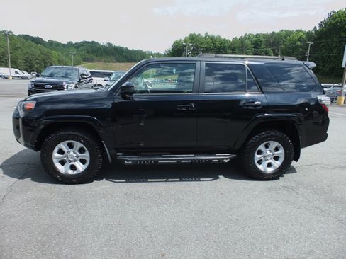 Used 2017 Toyota 4Runner SR5 AWD/4WD image 6