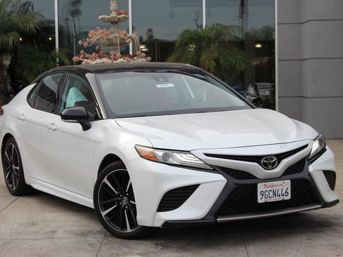 Used 2019 Toyota Camry XSE image 1