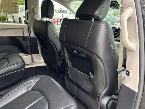 Used 2023 Chrysler Pacifica Touring-L FWD image 37