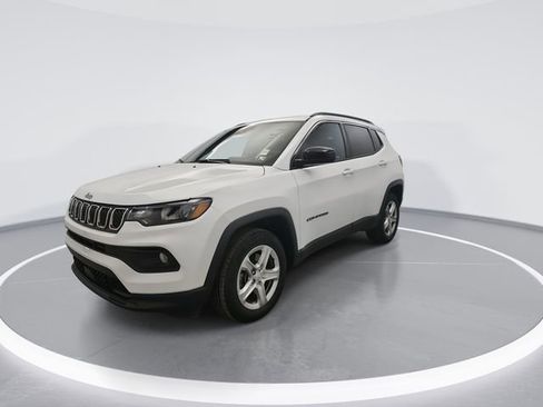 Used 2024 Jeep Compass Latitude image 4