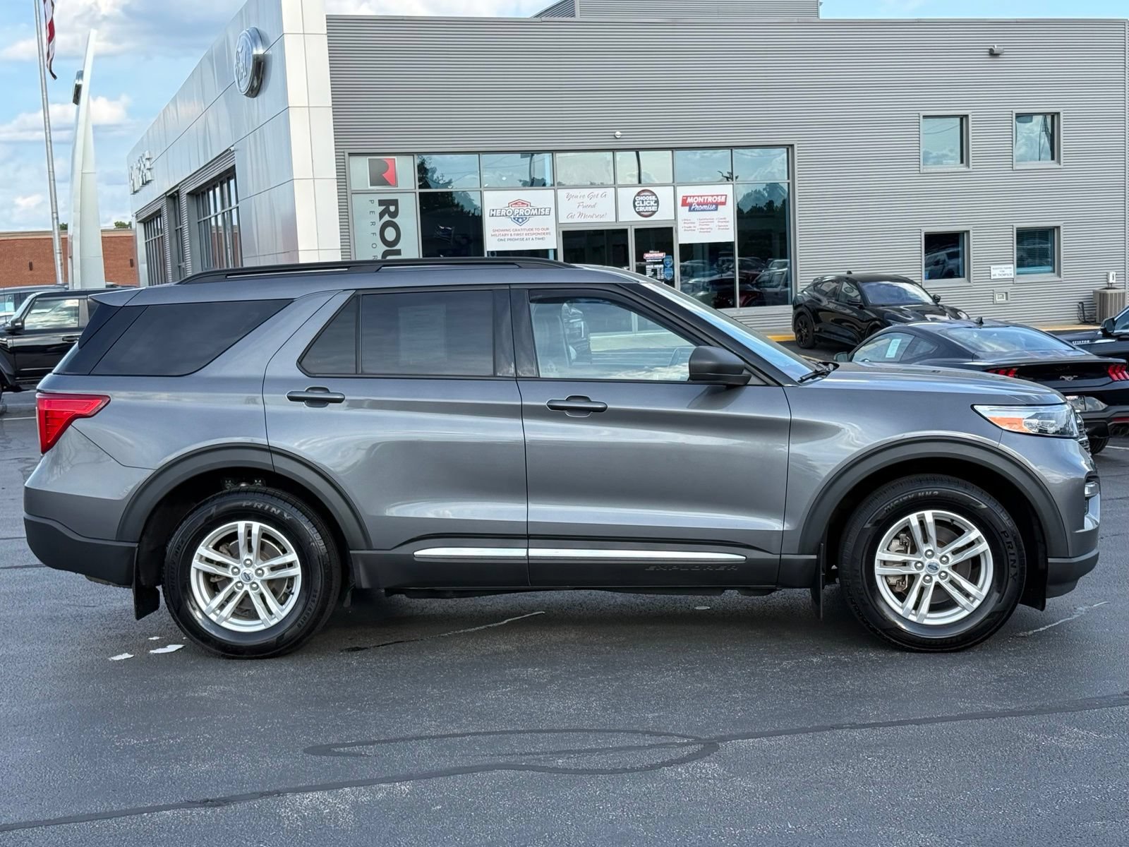 Used 2022 Ford Explorer XLT w/ Equipment Group 202A AWD/4WD image 3