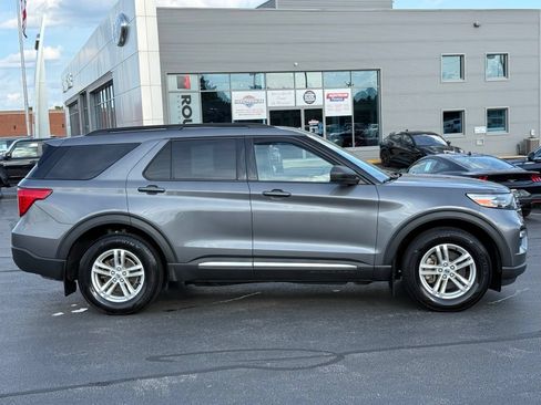 Used 2022 Ford Explorer XLT w/ Equipment Group 202A AWD/4WD image 3