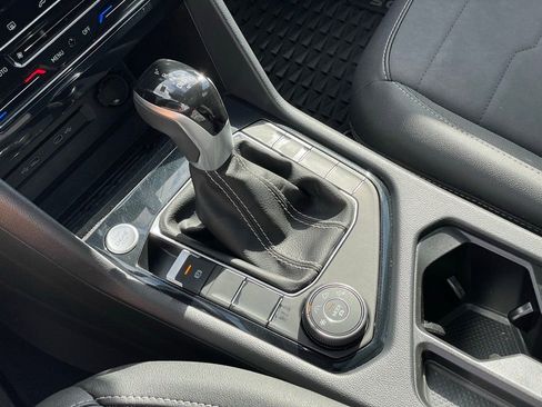 Certified 2025 Volkswagen Taos SE image 16