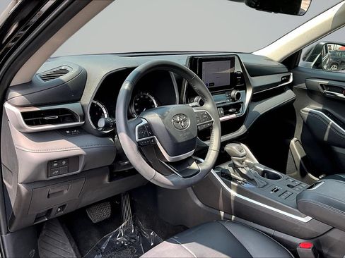 Used 2024 Toyota Highlander XLE AWD/4WD image 14