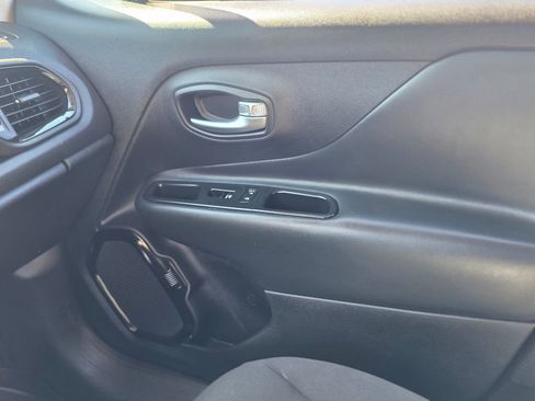 Used 2017 Jeep Renegade Altitude image 25