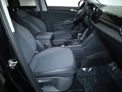 Certified 2025 Volkswagen Taos SE image 37