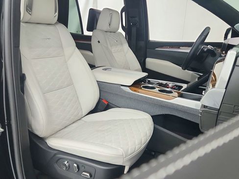 Certified 2025 Cadillac Escalade Sport Platinum w/ LPO, Floor Liner Package AWD/4WD image 30