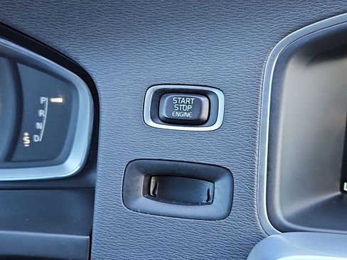 Used 2017 Volvo S60 T5 Inscription image 16