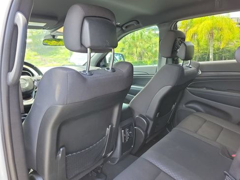 Used 2019 Jeep Grand Cherokee Laredo RWD image 11