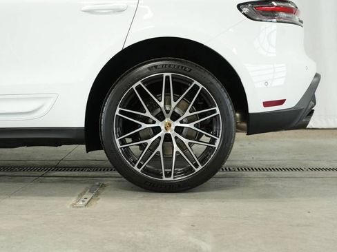 Certified 2025 Porsche Macan AWD/4WD image 43