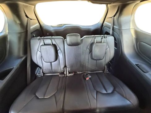 Used 2020 Chrysler Pacifica Touring-L FWD image 21
