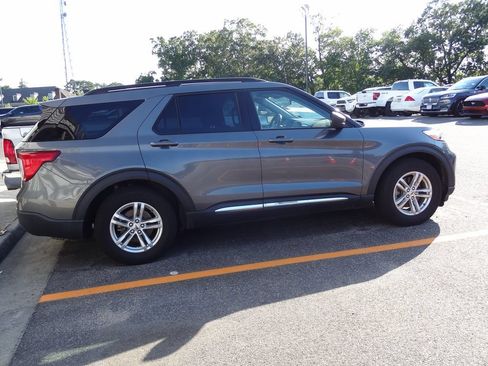 Certified 2022 Ford Explorer XLT w/ Equipment Group 202A RWD image 4
