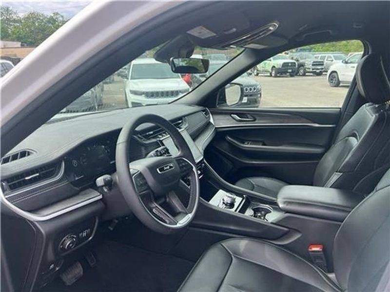 Used 2025 Jeep Grand Cherokee Limited AWD/4WD image 47