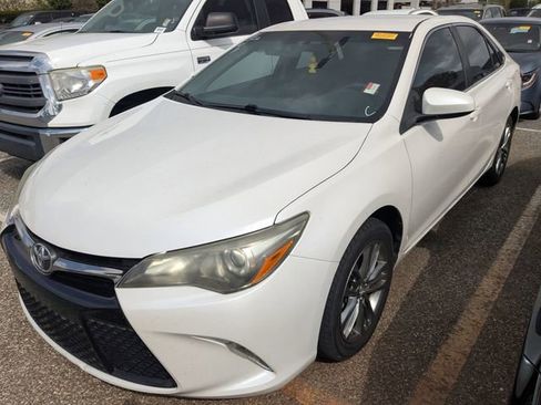 Used 2017 Toyota Camry SE image 2