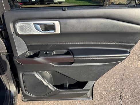 Used 2020 Ford Explorer Platinum w/ Premium Technology Package image 32