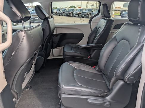 Used 2023 Chrysler Pacifica Touring-L FWD image 16