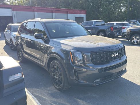 Used 2022 Kia Telluride SX w/ SX Prestige Package image 3