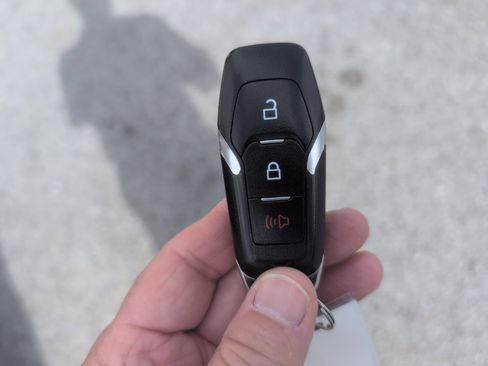 Used 2016 Ford Explorer XLT image 11