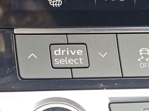 Used 2022 Audi e-tron Premium image 11