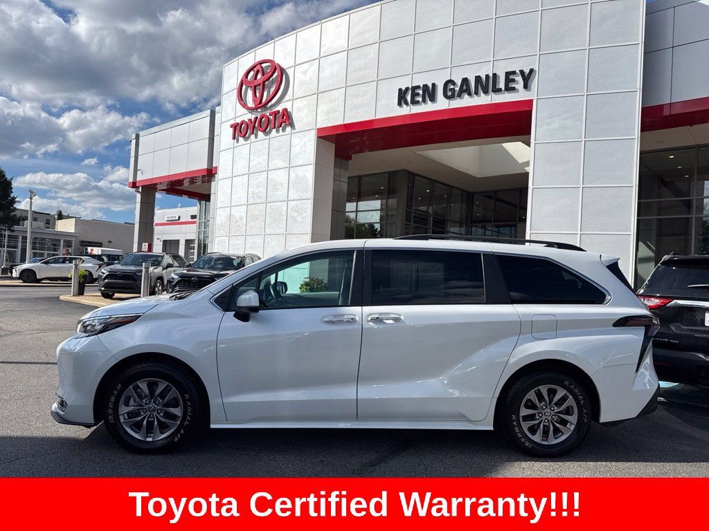 Certified 2023 Toyota Sienna XLE FWD image 3