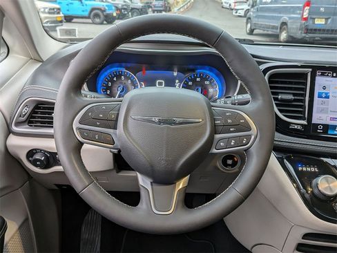 Certified 2022 Chrysler Pacifica Touring-L image 13