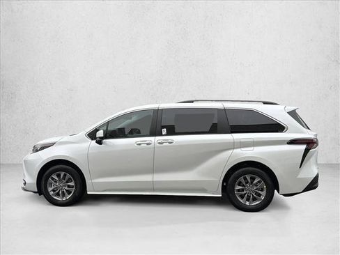 New 2026 Toyota Sienna XLE image 8
