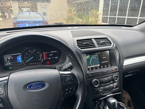 Used 2017 Ford Explorer XLT w/ Equipment Group 202A image 8