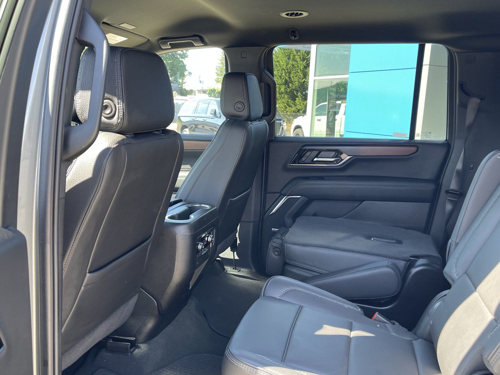 Used 2025 GMC Yukon XL Denali AWD/4WD image 14