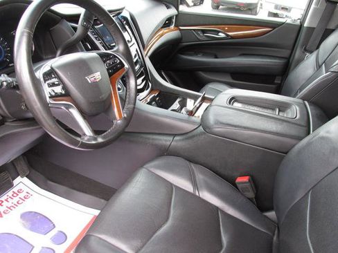 Used 2017 Cadillac Escalade Luxury image 9