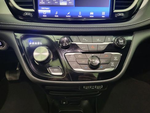 Used 2024 Chrysler Pacifica Touring-L w/ S Appearance Package image 8