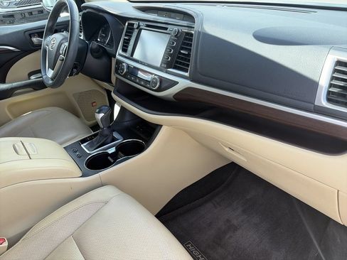 Used 2016 Toyota Highlander Limited w/ Driver Technology Package FWD image 33