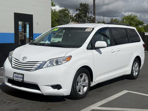 Used 2016 Toyota Sienna LE image 3