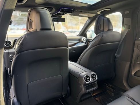 Used 2025 Mercedes-Benz GLC 300 4MATIC image 24