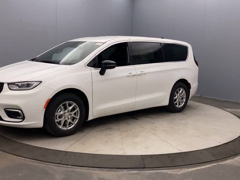 New 2026 Chrysler Pacifica Select image 9