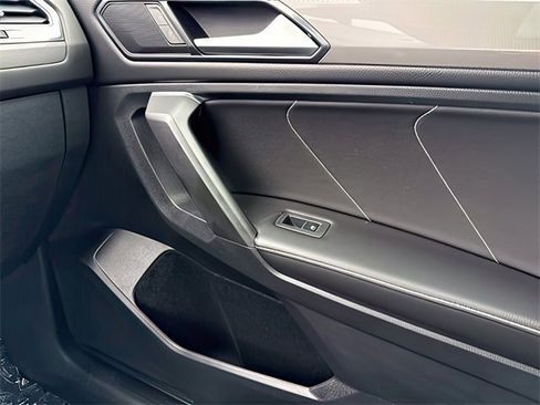 Used 2022 Volkswagen Tiguan SE image 31