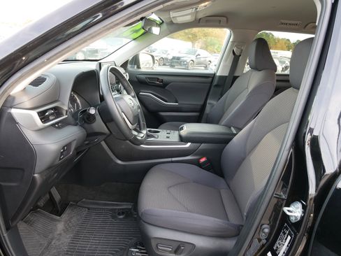 Used 2023 Toyota Highlander FWD image 17